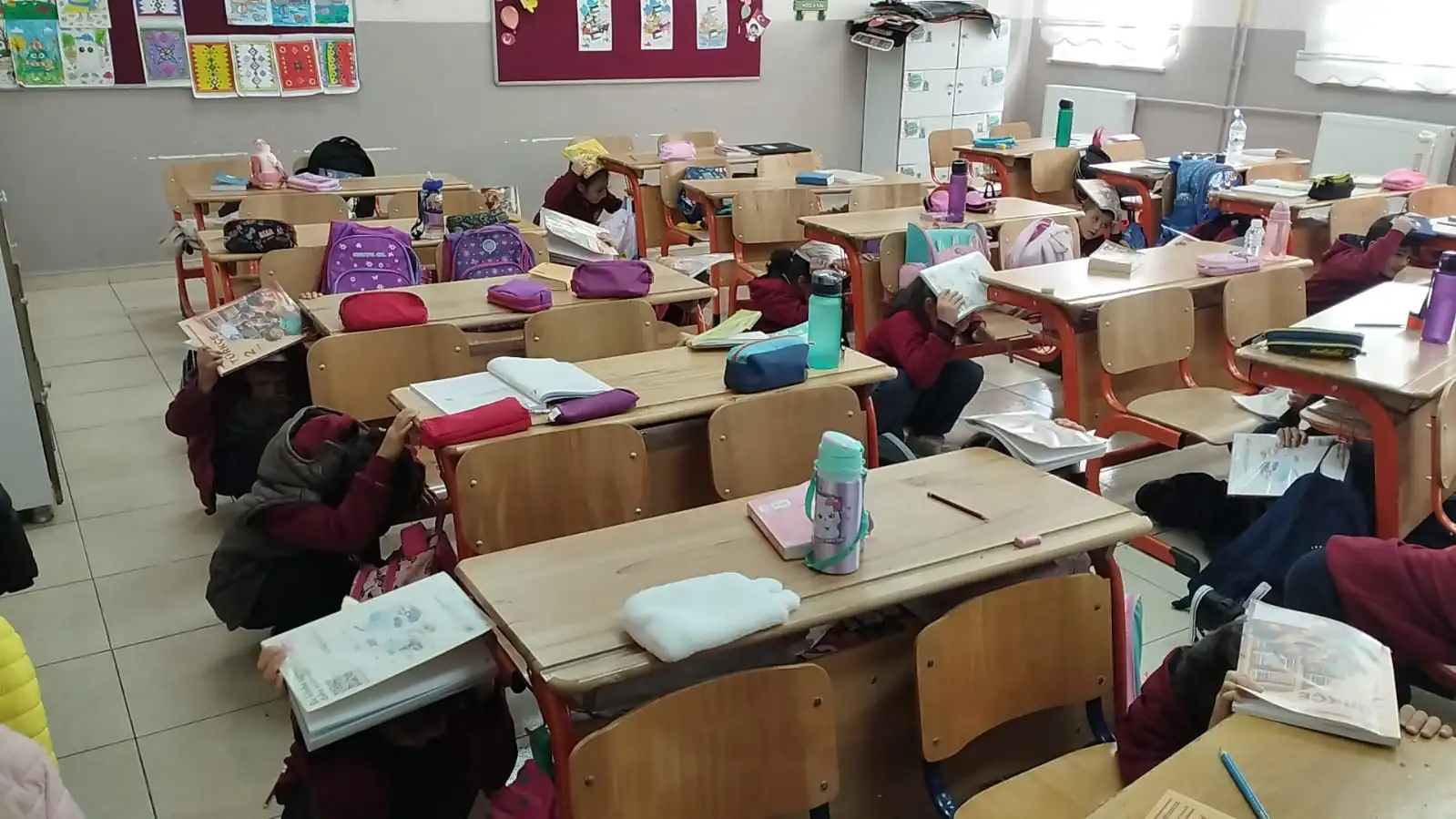 Kütahya’da Öğrenciler Deprem Tahliye Tatbikatında 3-1