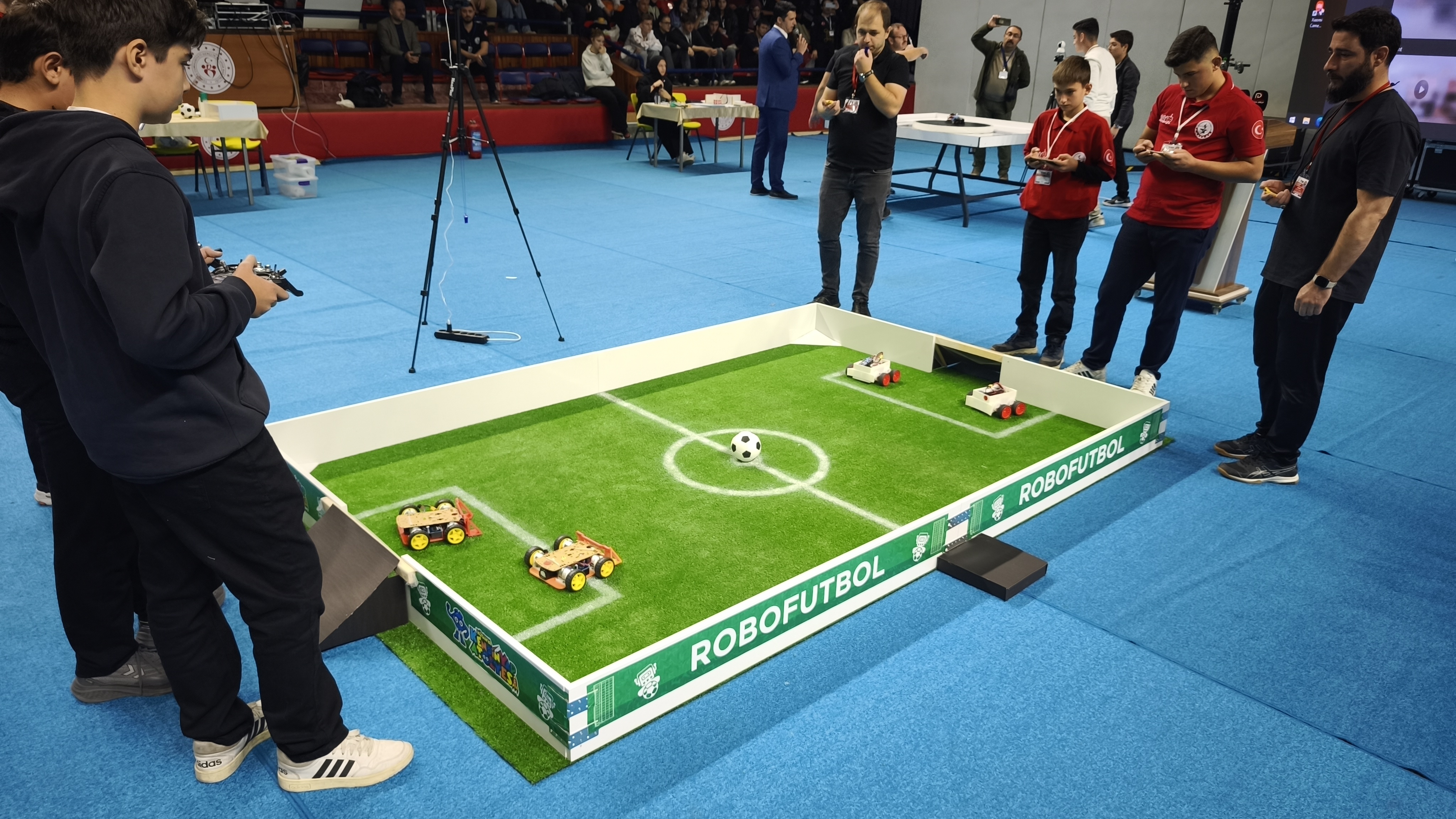 Kütahya’da Öğrencilerin Tasarımı Robotlar Yarıştı (2)