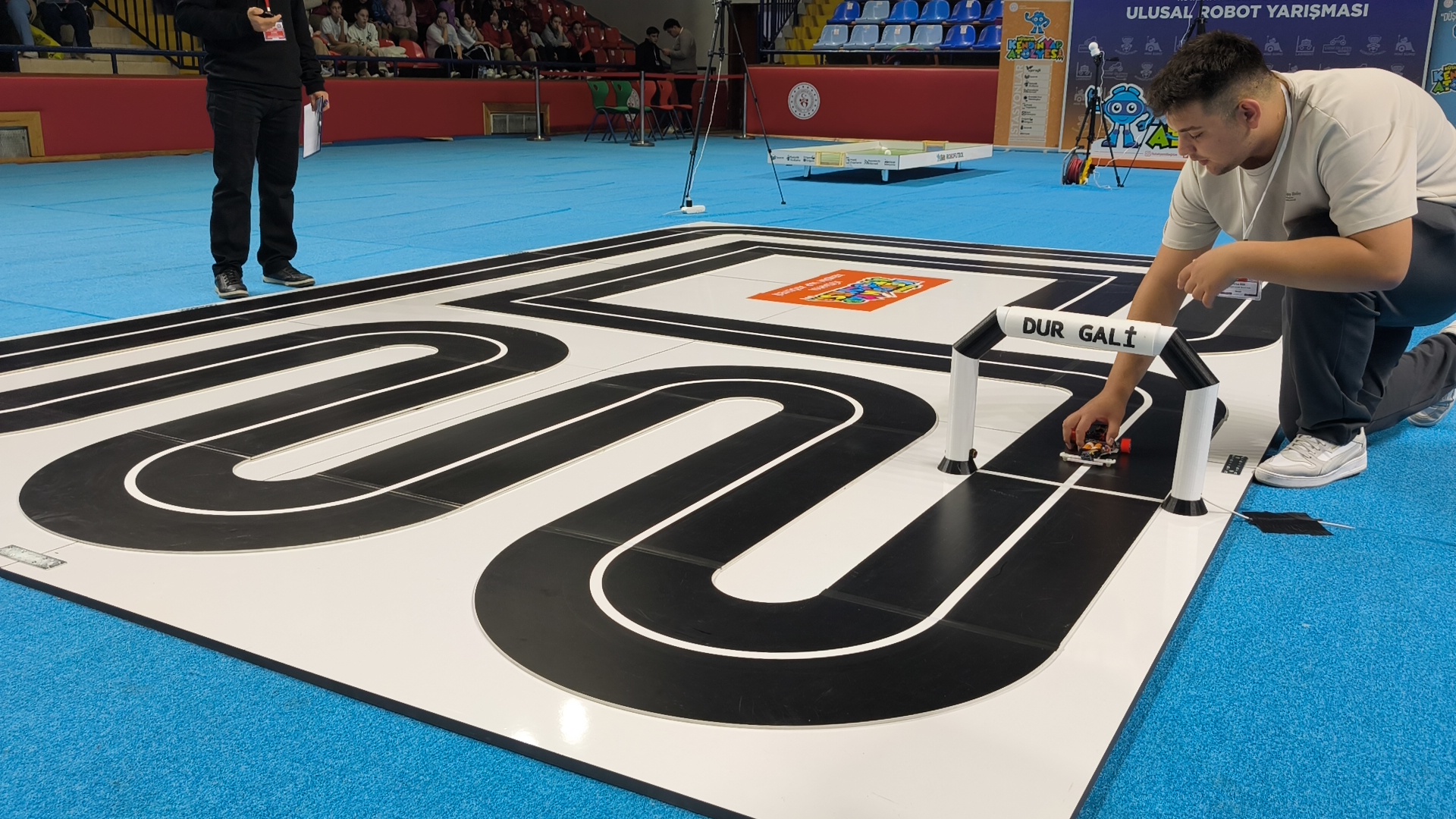 Kütahya’da Öğrencilerin Tasarımı Robotlar Yarıştı (3)