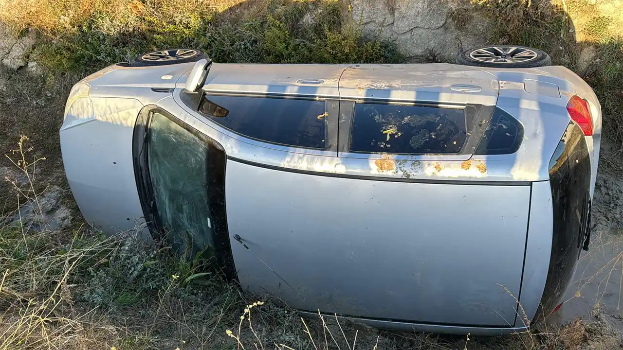 Kütahya'da Öğretmenin Kullandığı Otomobil Kanala Devrildi3