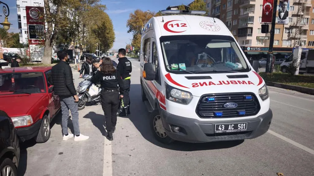 Kütahya’da Otomobil Elektrikli Bisiklete Çarptı2