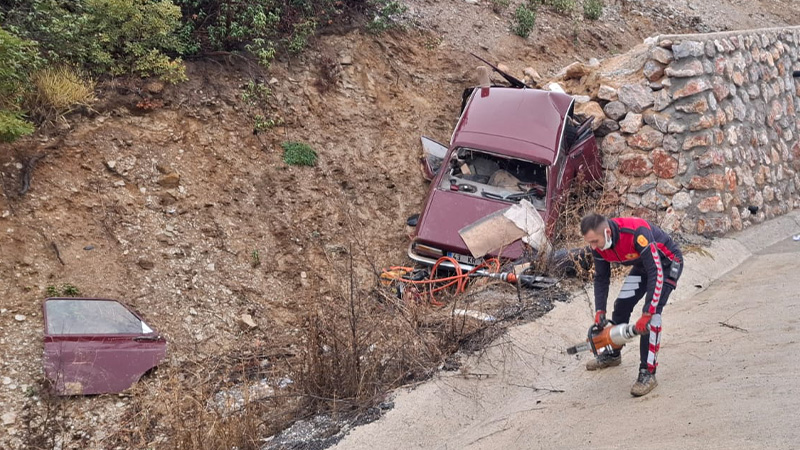 Kütahya'da Otomobil Istinat Duvarına Çarptı 2 Ölü (3)