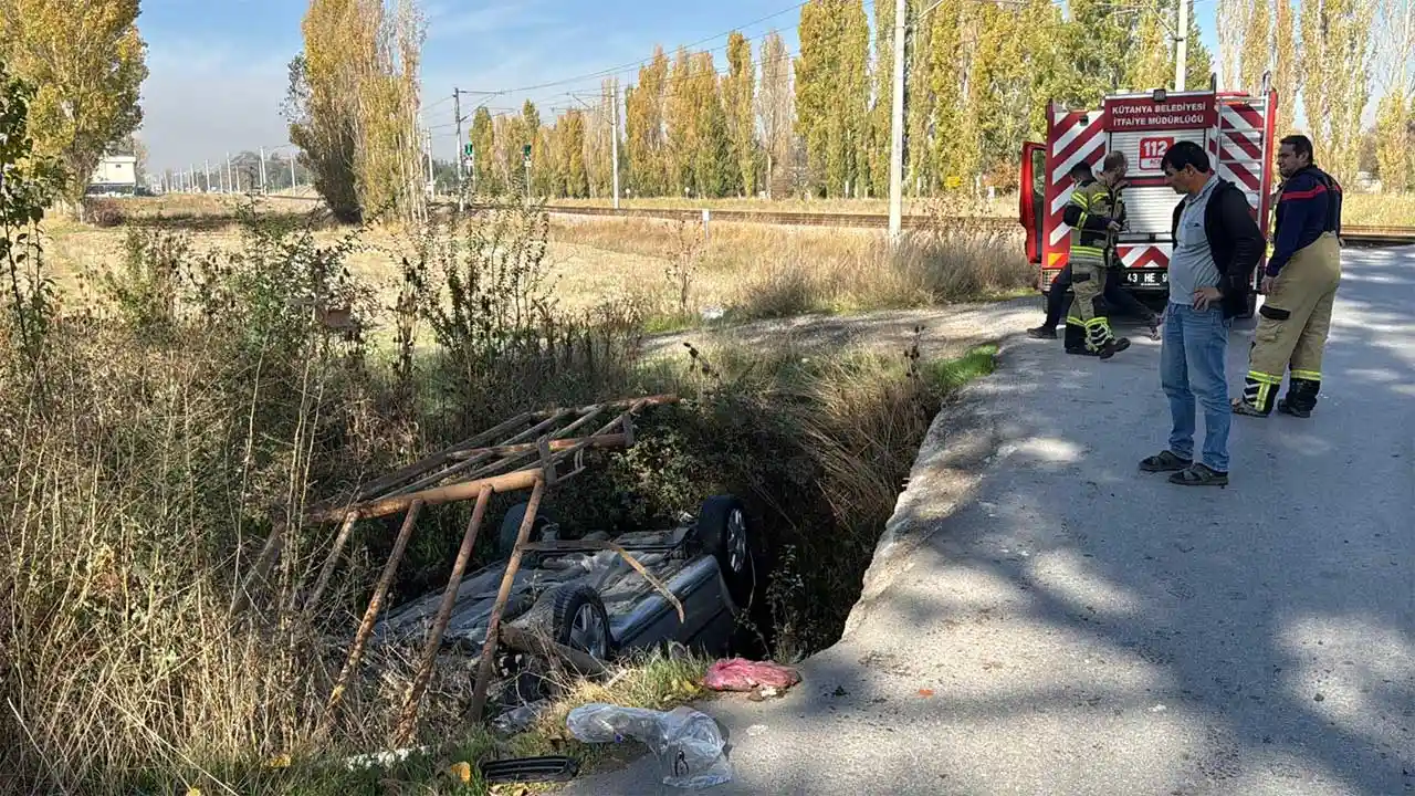 Kütahya'da Otomobil Sulama Kanalına Devrildi, Sürücü Yaralı3