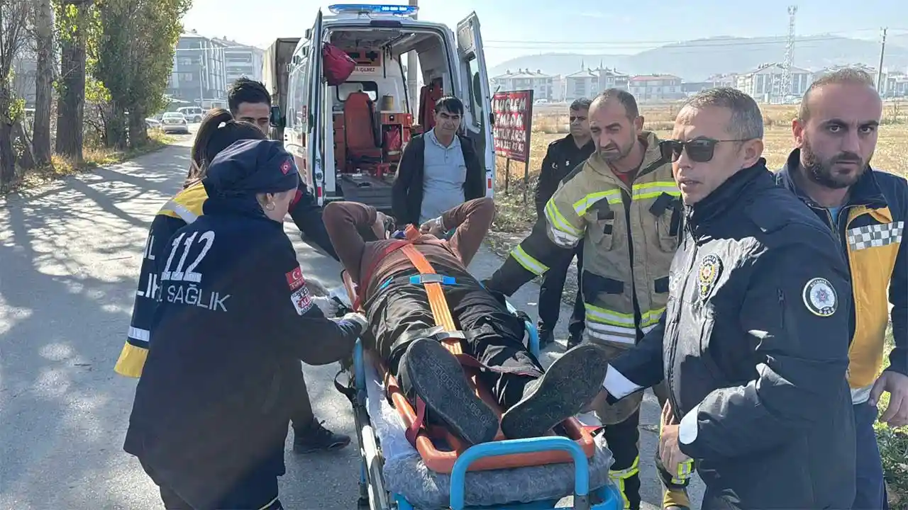 Kütahya'da Otomobil Sulama Kanalına Devrildi, Sürücü Yaralı5