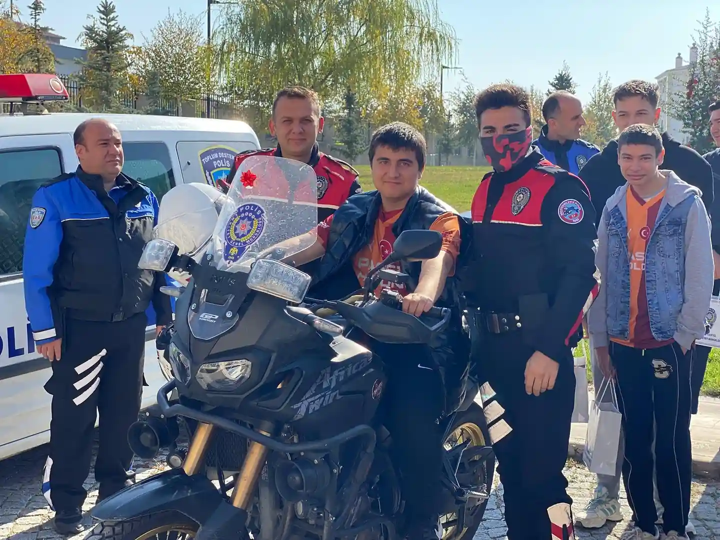 Kütahya’da Özel Çocukların Kuş Evleri, Emniyet Binasını Süsledi 2