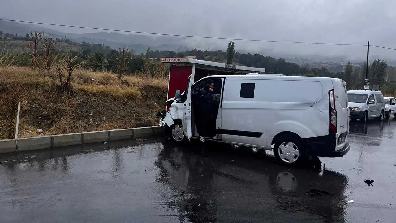 Kütahya’da Para Nakil Aracı Otomobille Çarpıştı3
