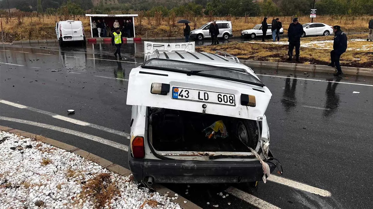 Kütahya’da Para Nakil Aracı Otomobille Çarpıştı4