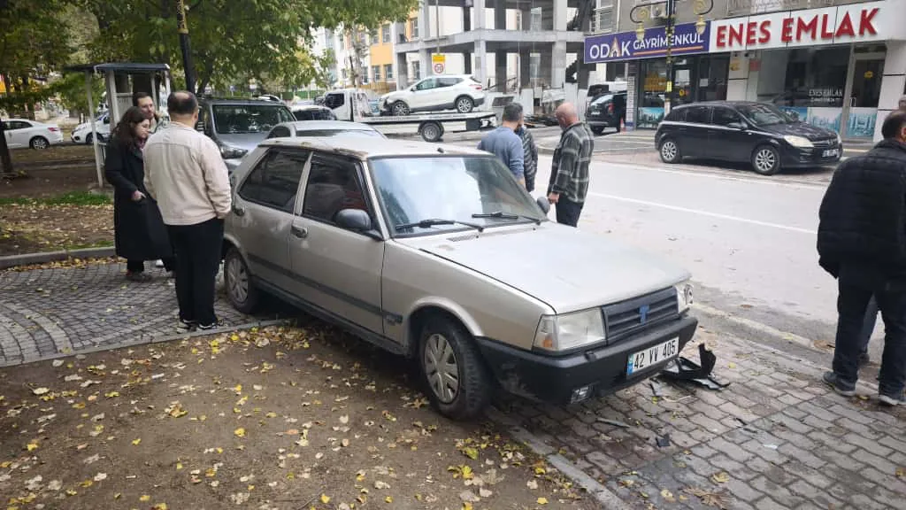 Kütahya’da Park Halindeki Iki Araca Çarptı 1