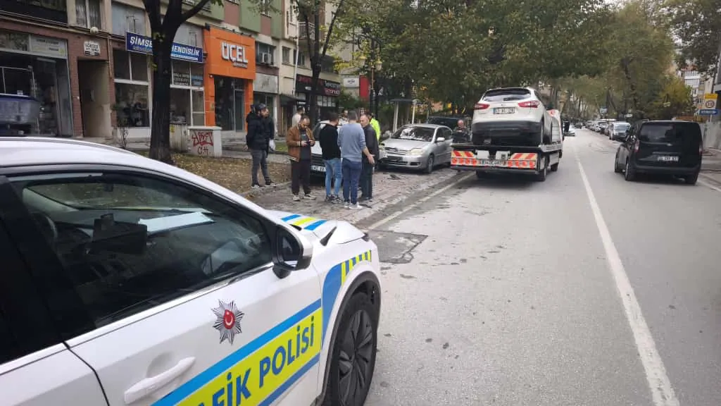 Kütahya’da Park Halindeki Iki Araca Çarptı 2