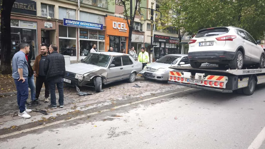 Kütahya’da Park Halindeki Iki Araca Çarptı 3