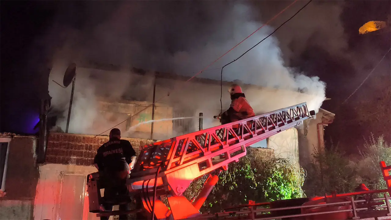 Kütahya’da Sultanbağı’nda Evde Yangın3