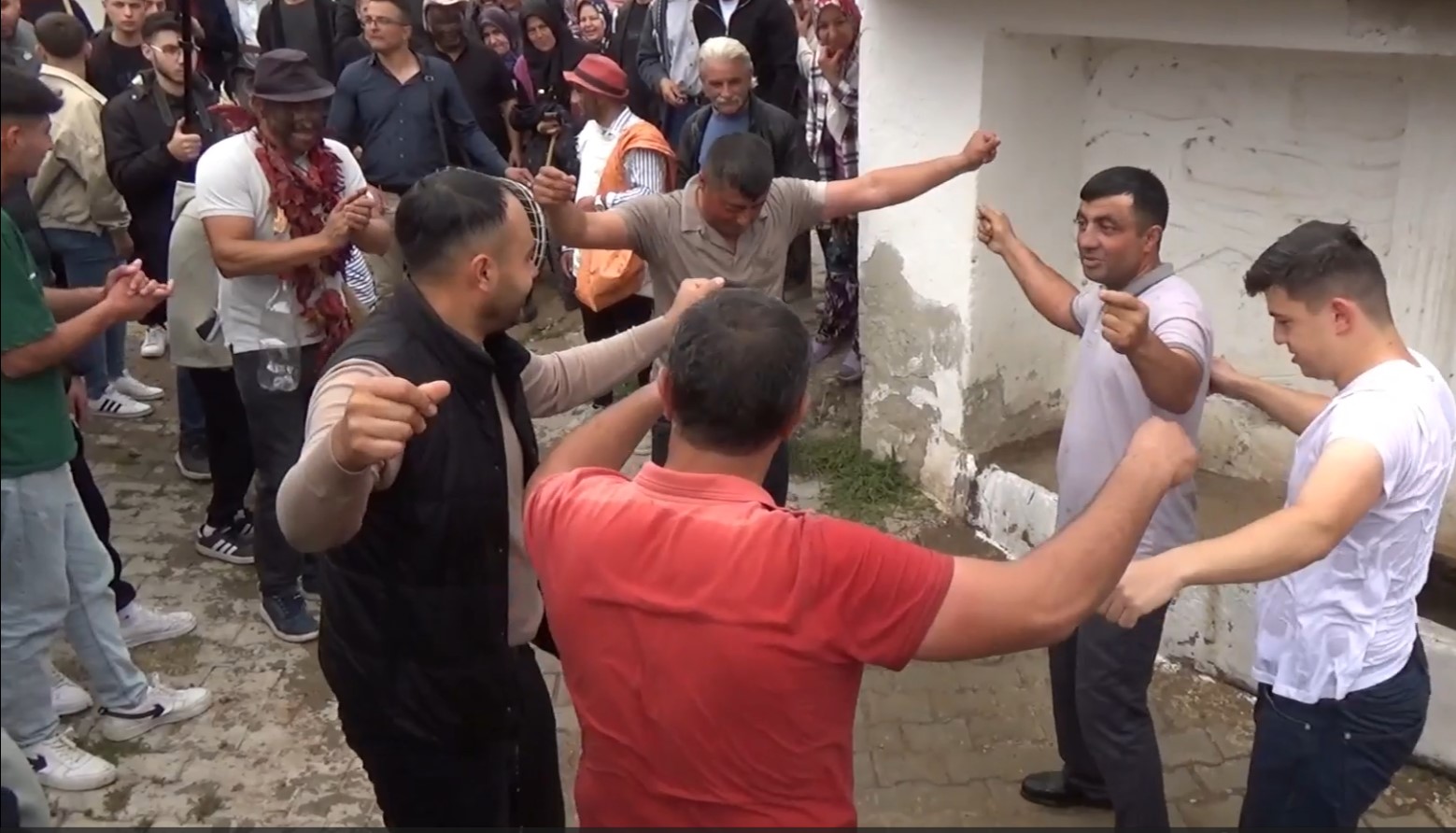 Manisa’da Düğünlerde “Ilgisiz Akrabaya” Suyla Ceza 2