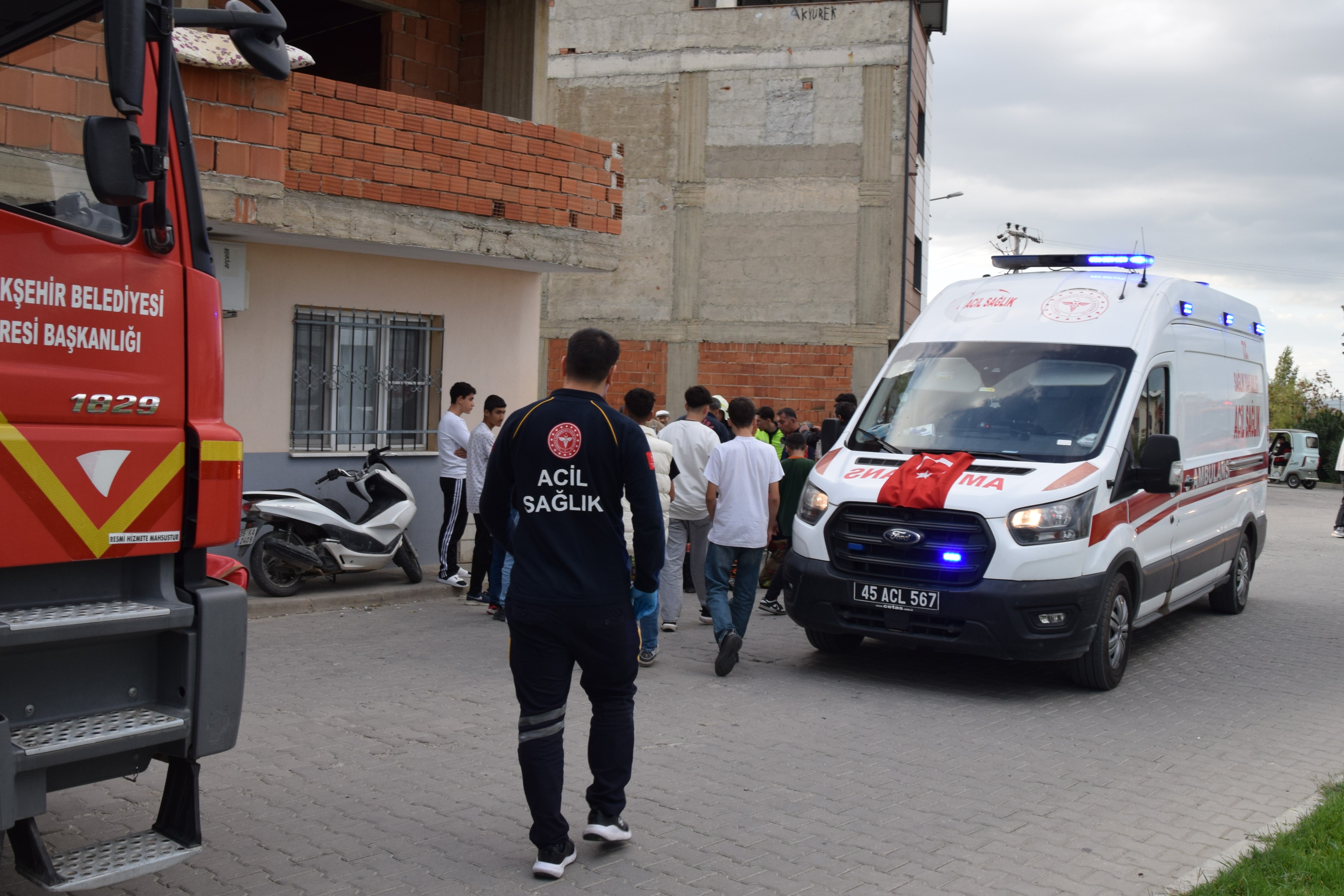 Manisa’da Evin Duvarına Çarpan Otomobilde 2 Kişi Yaralandı (1)