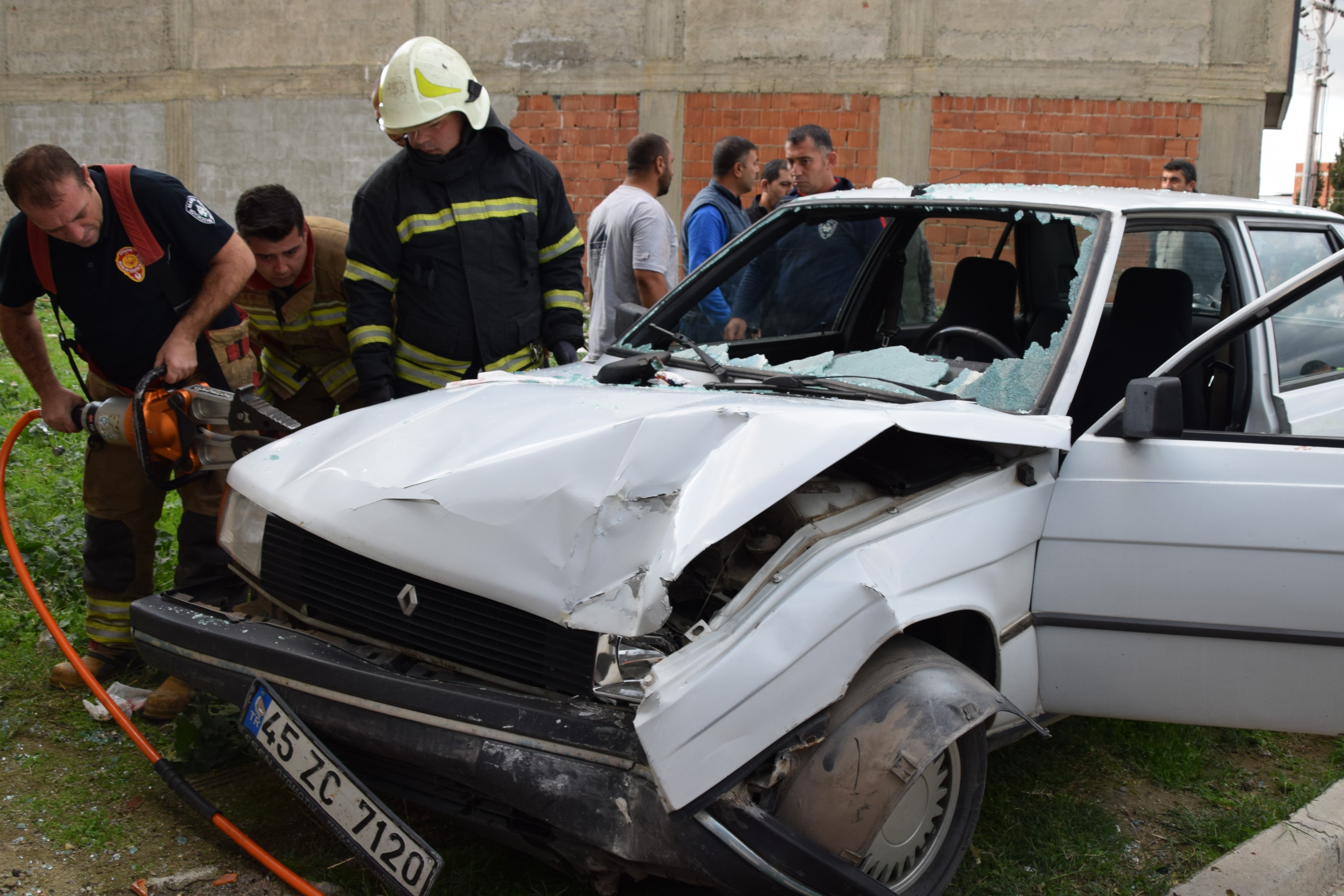 Manisa’da Evin Duvarına Çarpan Otomobilde 2 Kişi Yaralandı (2)