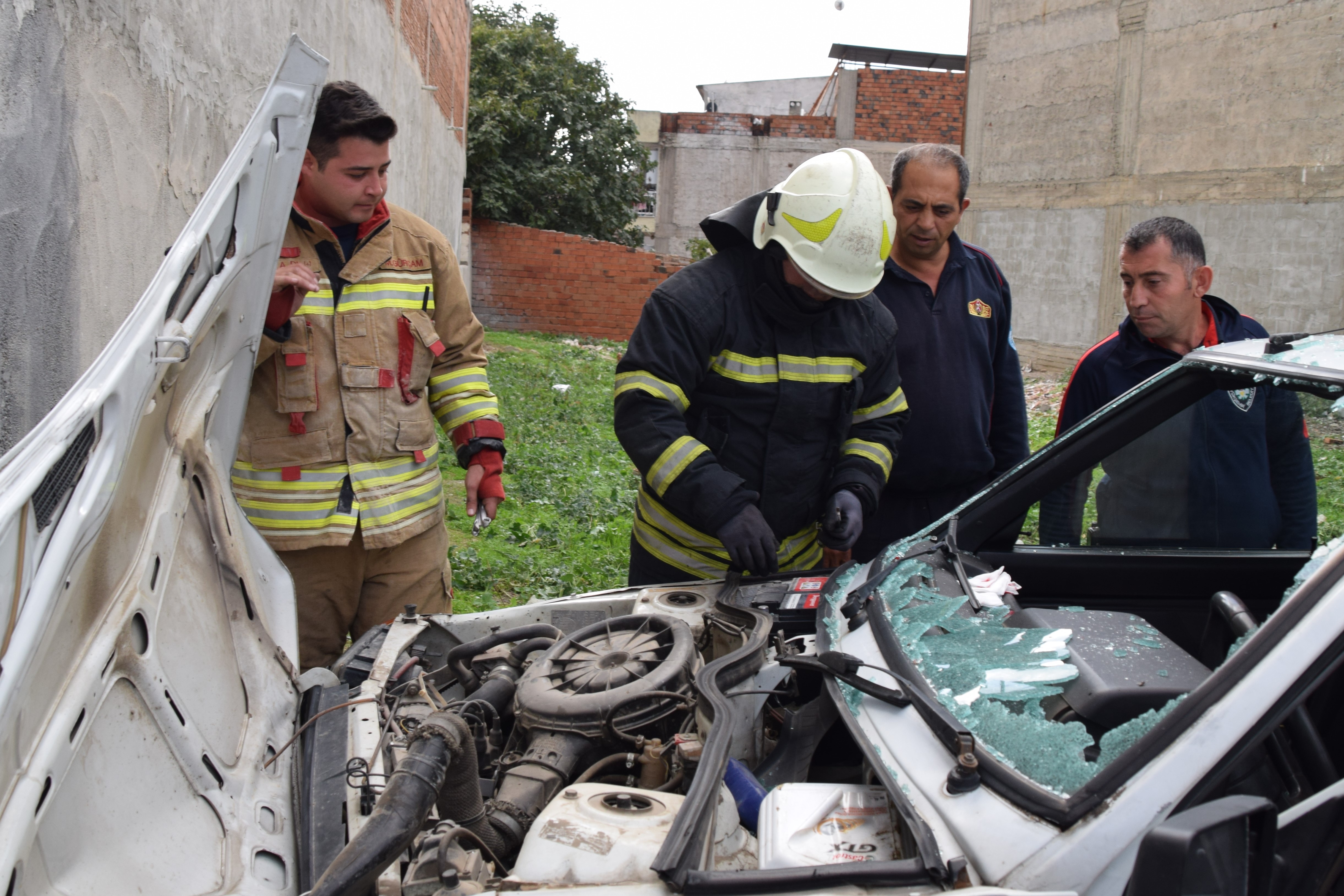 Manisa’da Evin Duvarına Çarpan Otomobilde 2 Kişi Yaralandı (3)
