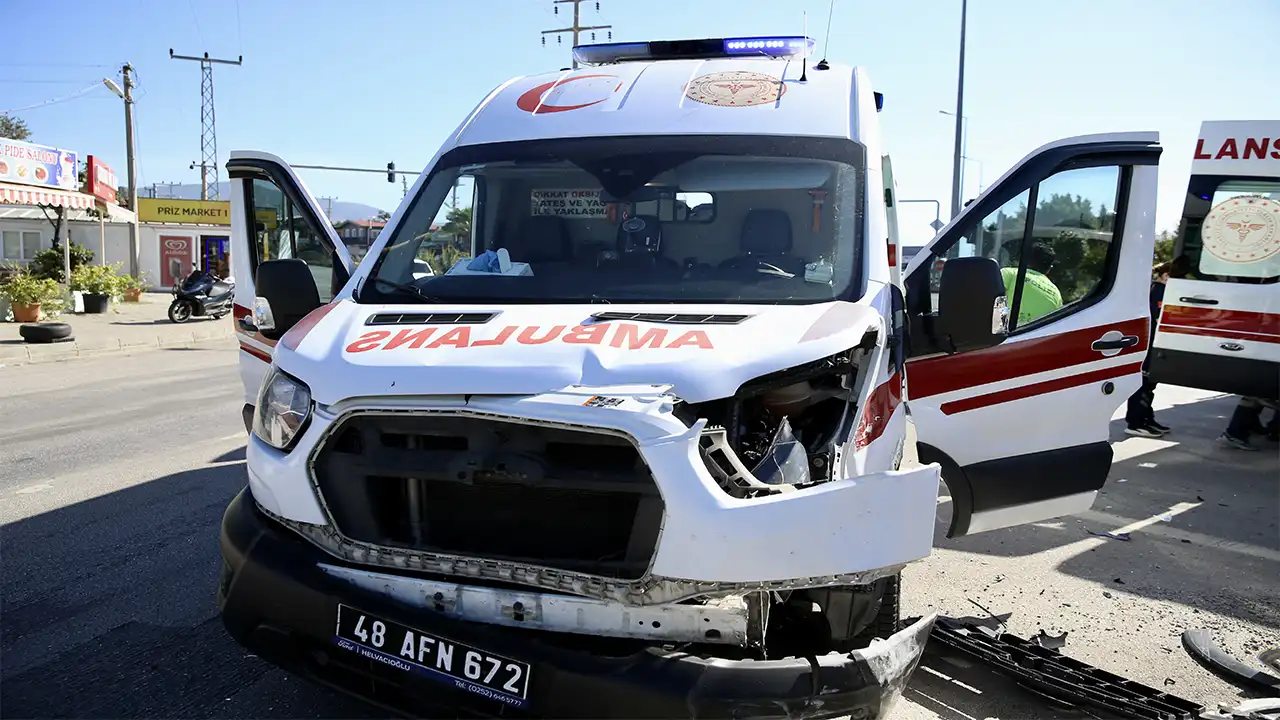 Muğla Fethiye’de Ambulansla Çarpışan Araçta 2 Yaralı 1