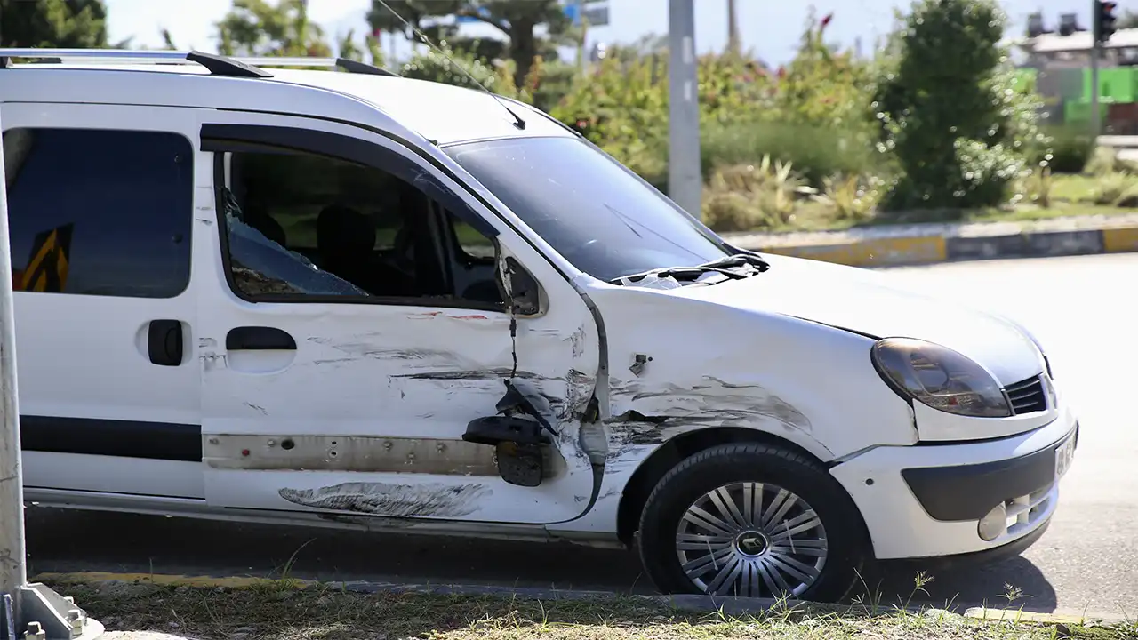 Muğla Fethiye’de Ambulansla Çarpışan Araçta 2 Yaralı
