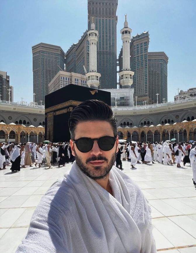 Oyuncu Tolgahan Sayışman’dan Kâbe Önünde Duygulandıran Paylaşım (1)