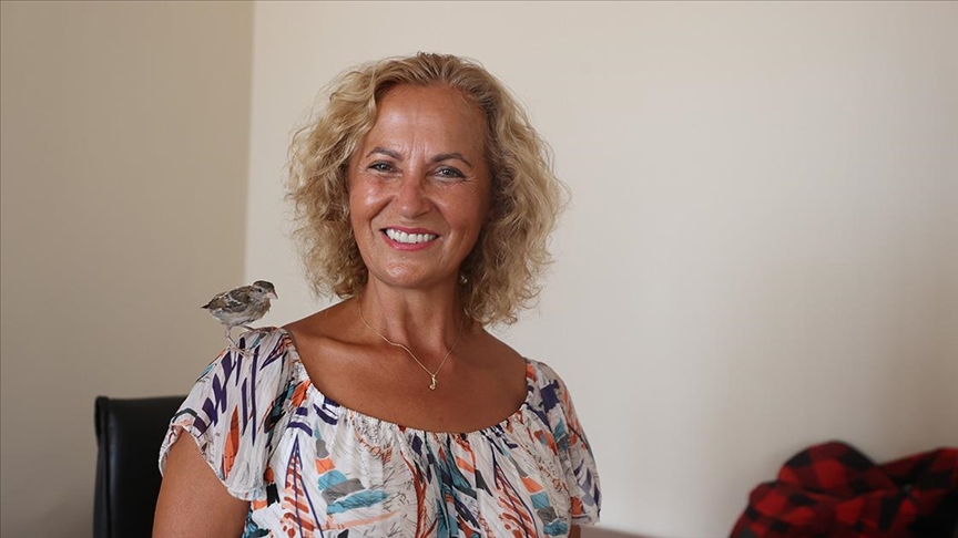 Serçe Yavrusu Kıvılcım Emekli Hemşirenin Yol Arkadaşı Oldu