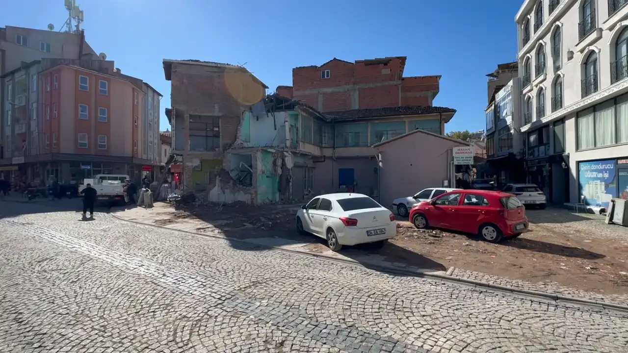 Sındırgı’da Deprem Sonrası Enkaz Kaldırma Tamamlandı