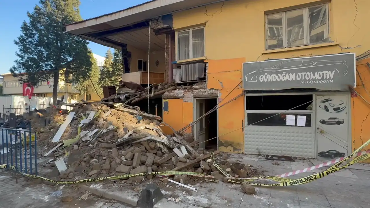 Sındırgı’da Deprem Sonrası Enkaz Kaldırma Tamamlandı1