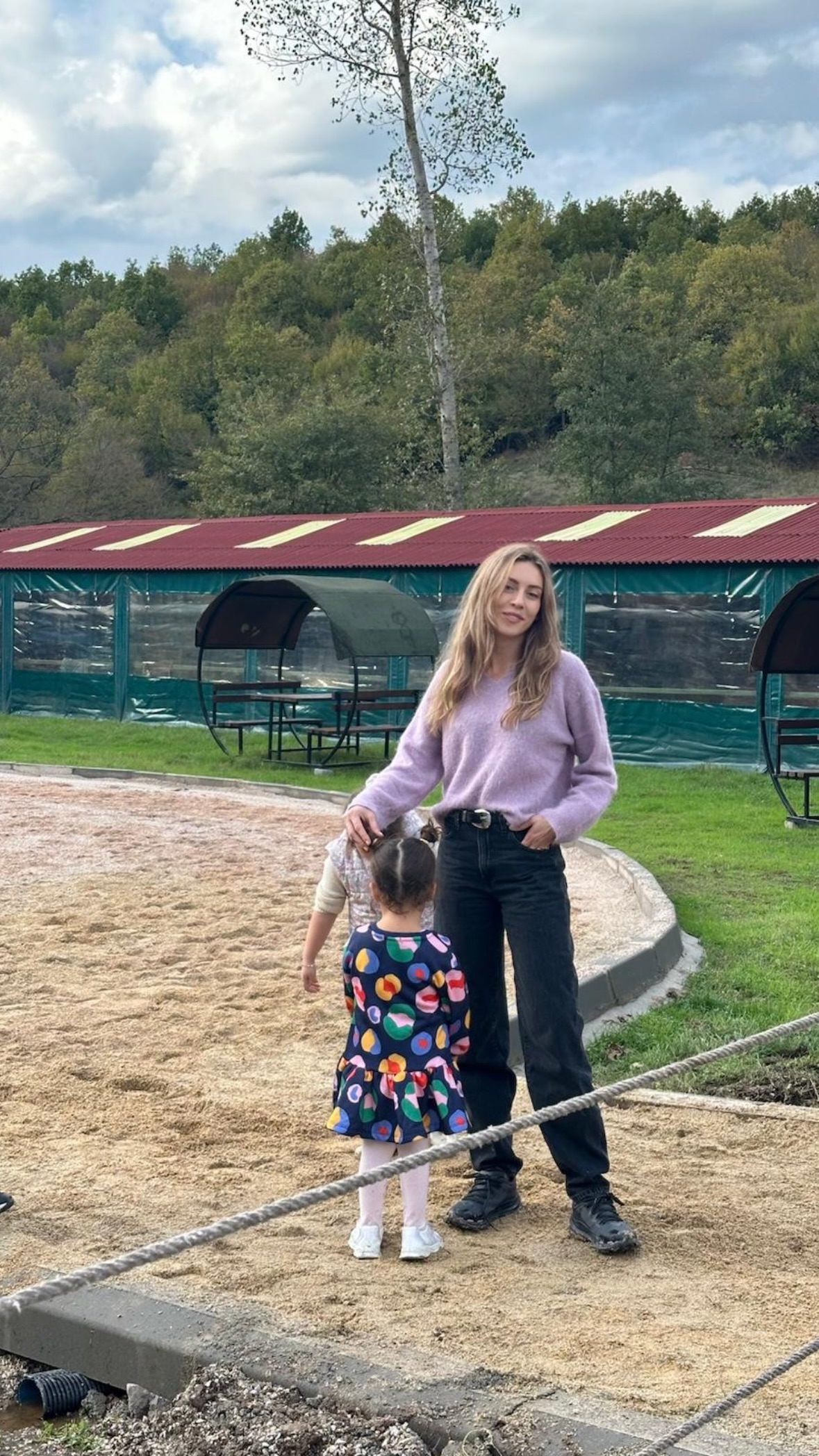 Sinem Kobal'ın Kızları İle Paylaşımı “Doğanın İçinde Huzur” (2)