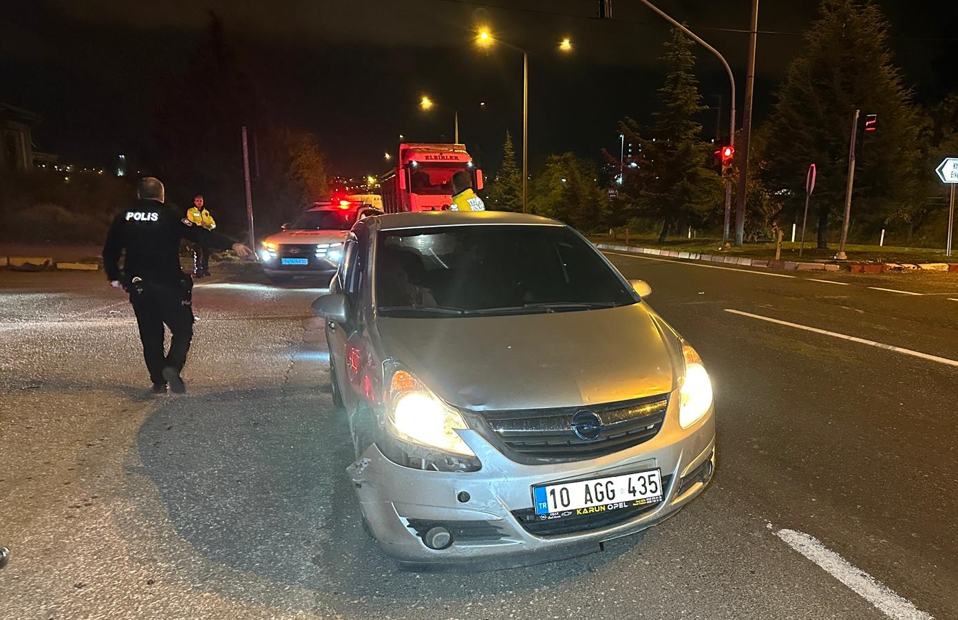 Uşak’ta Otomobil Ile Motosiklet Çarpıştı (1)