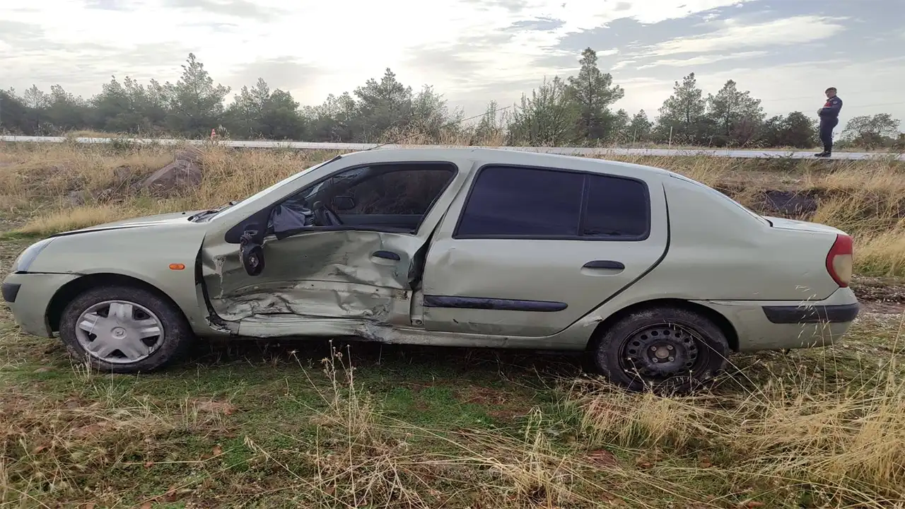 Uşak’ta Otomobil Ve Hafif Ticari Araç Çarpıştı 1