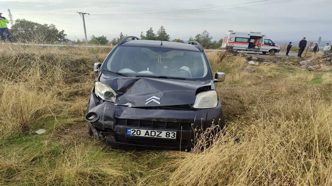 Uşak’ta Otomobil Ve Hafif Ticari Araç Çarpıştı