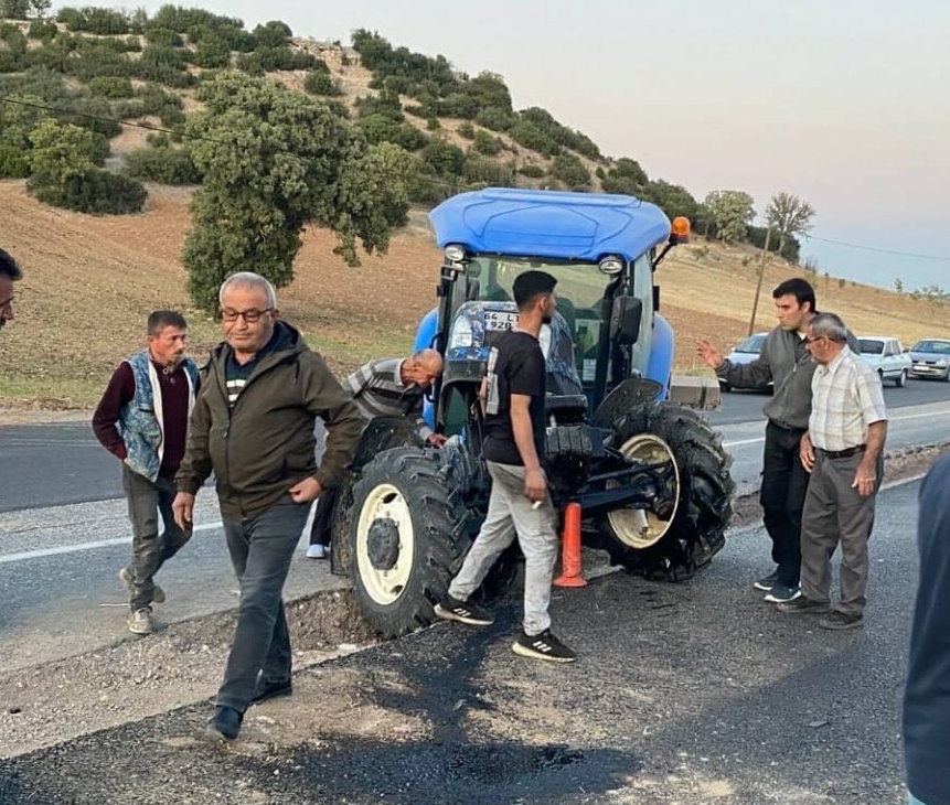 Uşak'ta Traktörle Çarpışan Otomobildeki Çift Yaralandı (2)