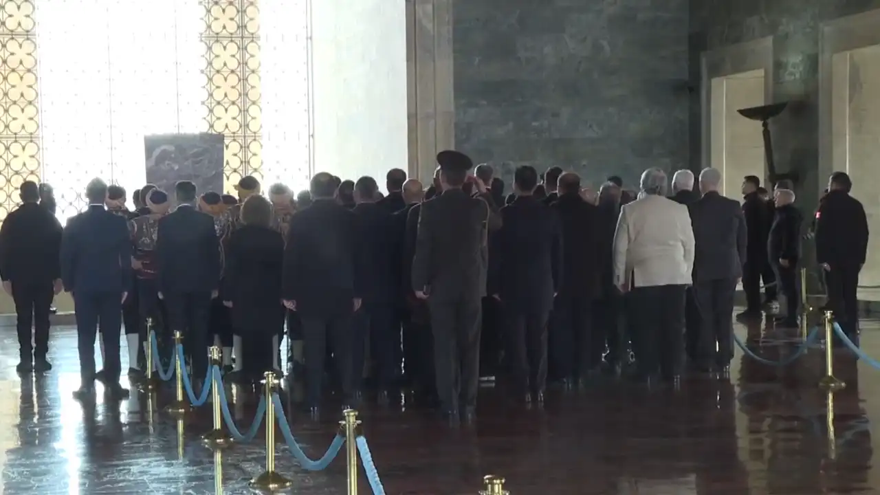 Vali Şahin Ankara'nın 102. Yılında Anıtkabir’i Ziyaret Etti 1