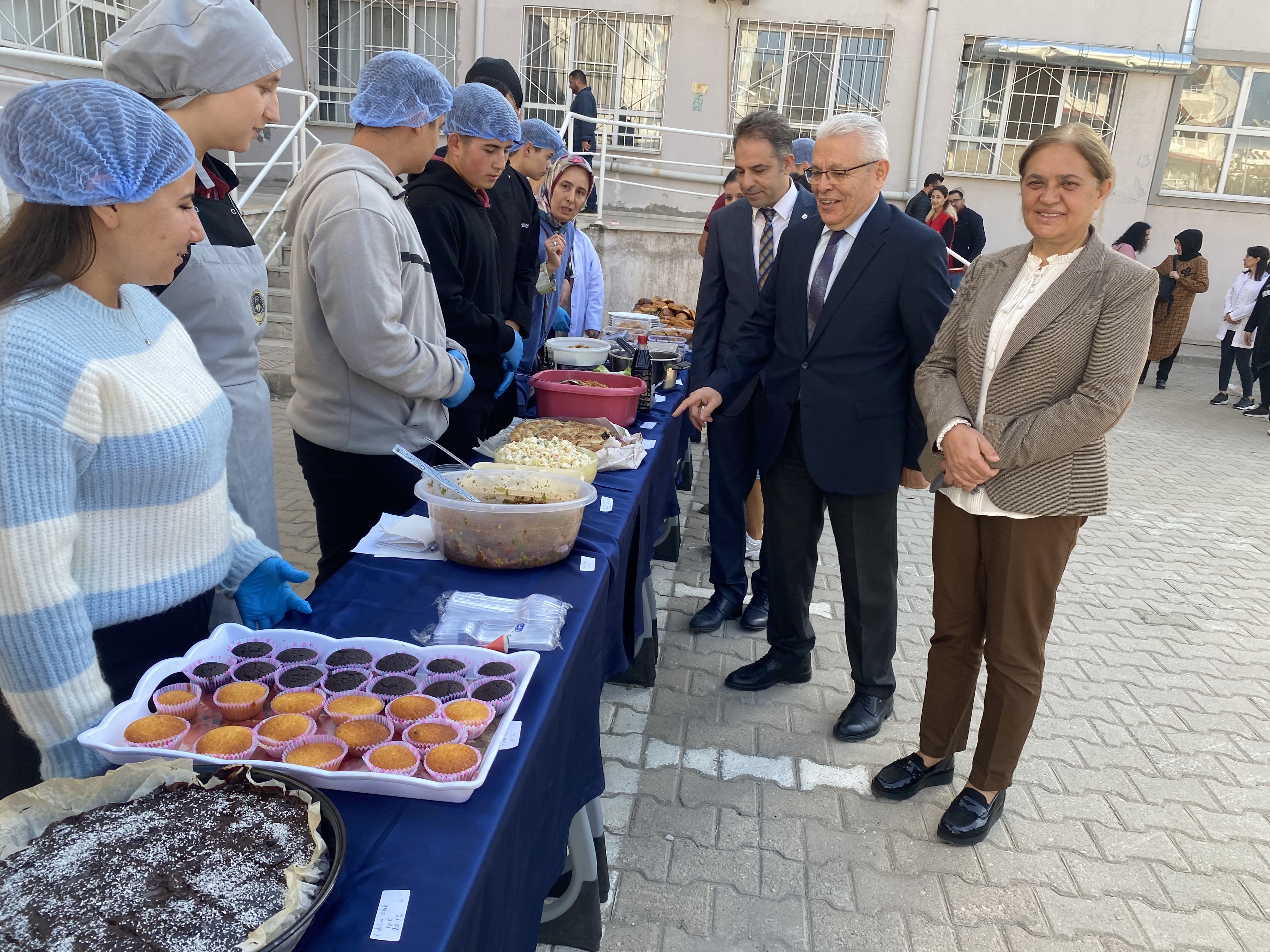 Manisa’da öğrencilerden Gazze halkı için anlamlı kermes
