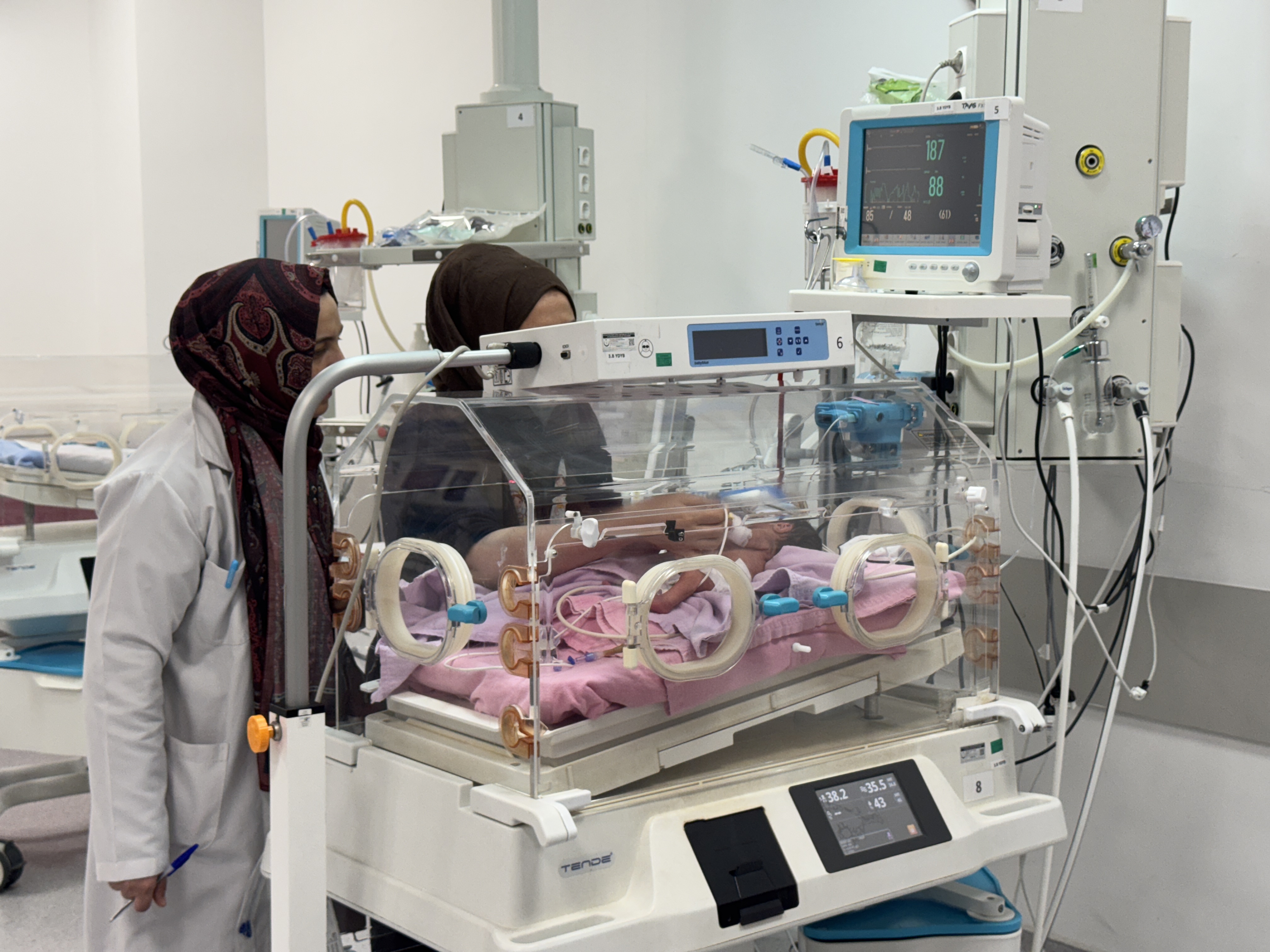 Prematüre bebekler anne şefkatiyle yaşama tutunuyor-1