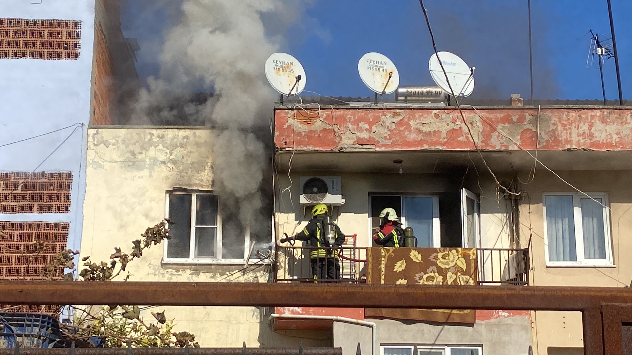 Aydın’da ev yangını: 18 yaşındaki genç kız yaşamını yitirdi-2