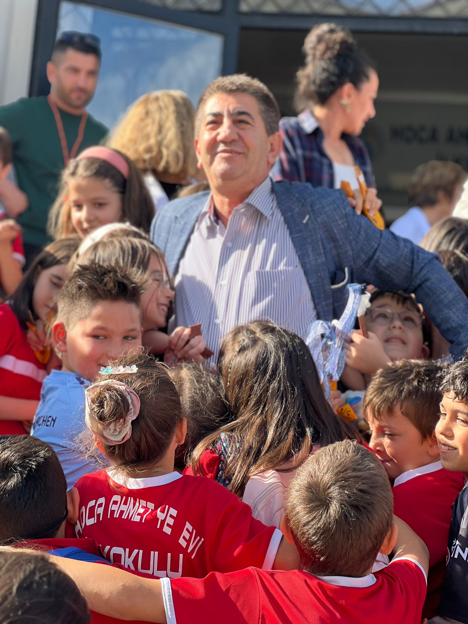 Afyonkarahisar'da Kalp Krizi Geçiren Okul Müdürünü Öğrenciler Çiçeklerle Karşıladı (1)