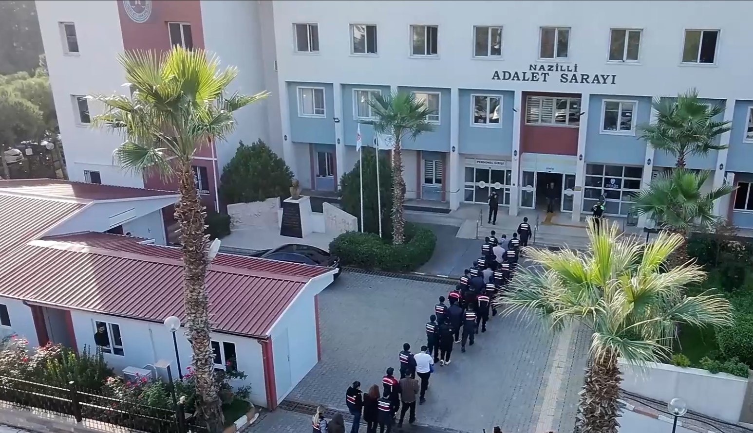 Aydın Merkezli 7 Ilde Sahte Borsa Yatırım Uygulamalarıyla Milyonlarca Lira Dolandırdıkları Iddiasıyla Gözaltına Alınan 13 Zanlıdan 12’Si Tutuklandı. 2