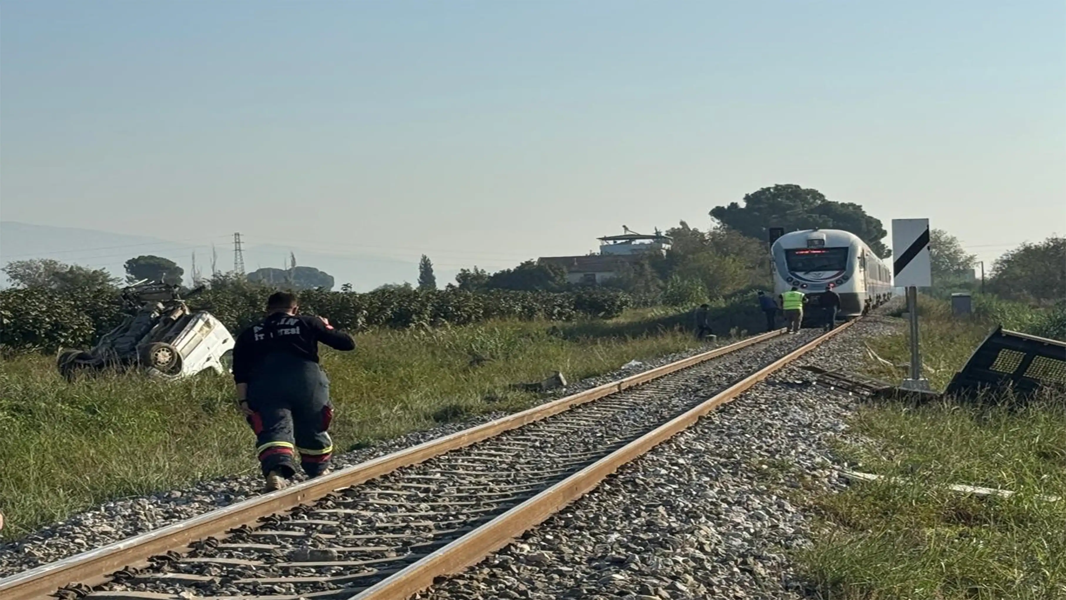 Aydın’da Hemzemin Geçitte Kamyonet Trenle Çarpıştı 1