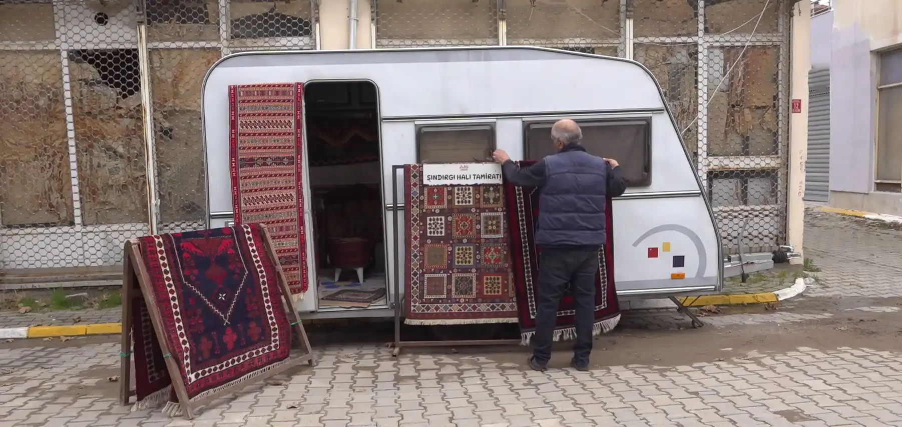 Balıkesir Sındırgı’da Halı Tamircisi Depremler Nedeniyle Iş Yerini Karavana Taşıdı