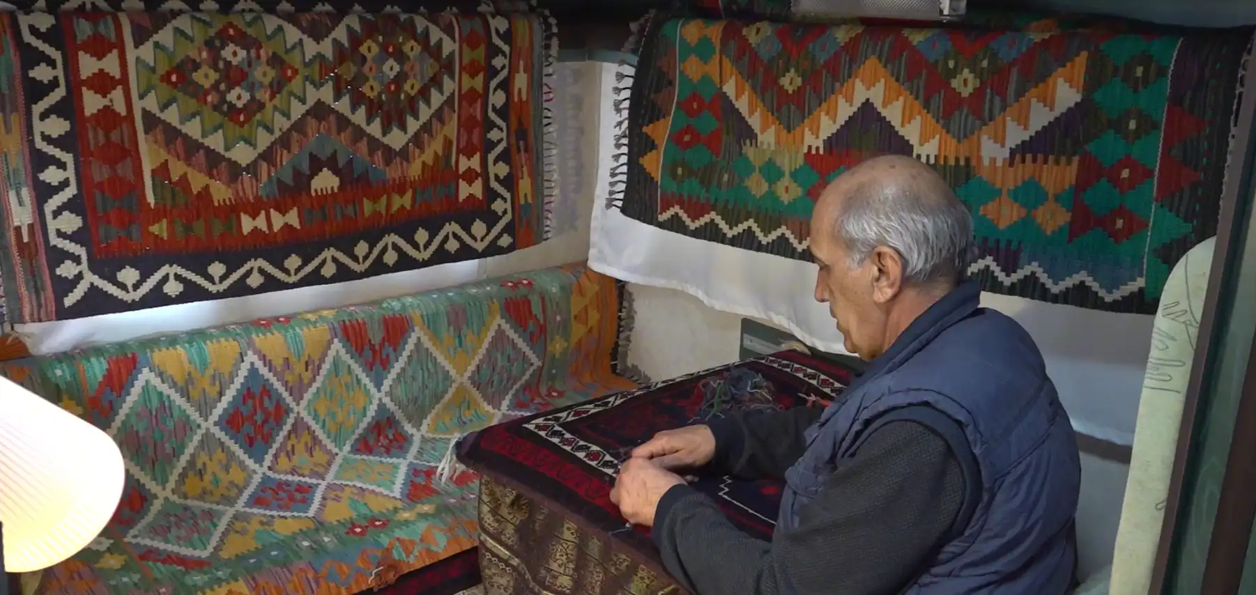 Balıkesir Sındırgı’da Halı Tamircisi Depremler Nedeniyle Iş Yerini Karavana Taşıdı2