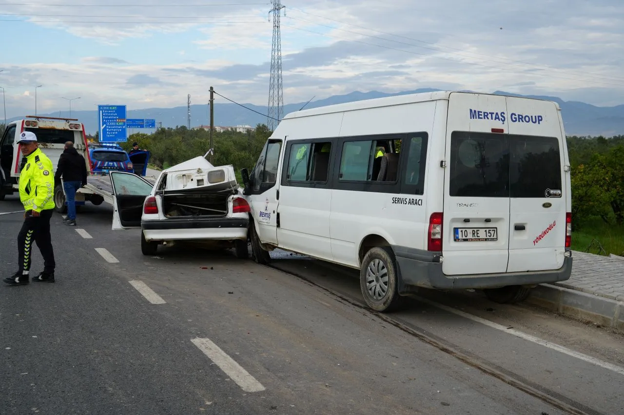 Balıkesir’de Işçi Servisiyle Otomobil Çarpıştı1