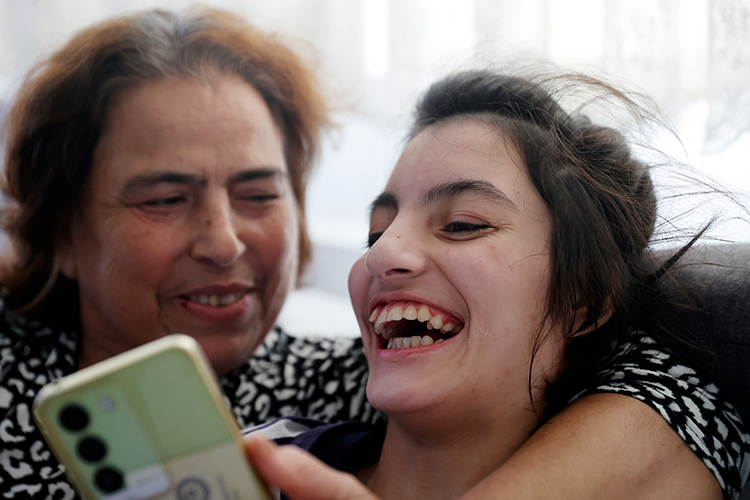 Bodrum’un Süper Babaannesi Torununa Özveriyle Bakıyor1