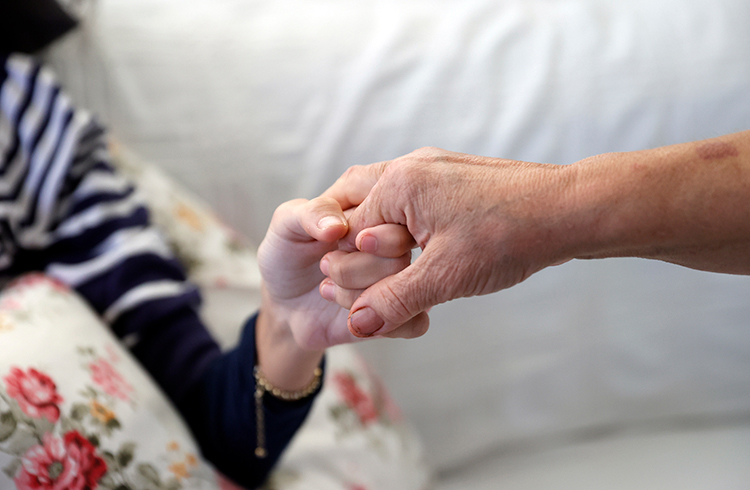 Bodrum’un Süper Babaannesi Torununa Özveriyle Bakıyor2