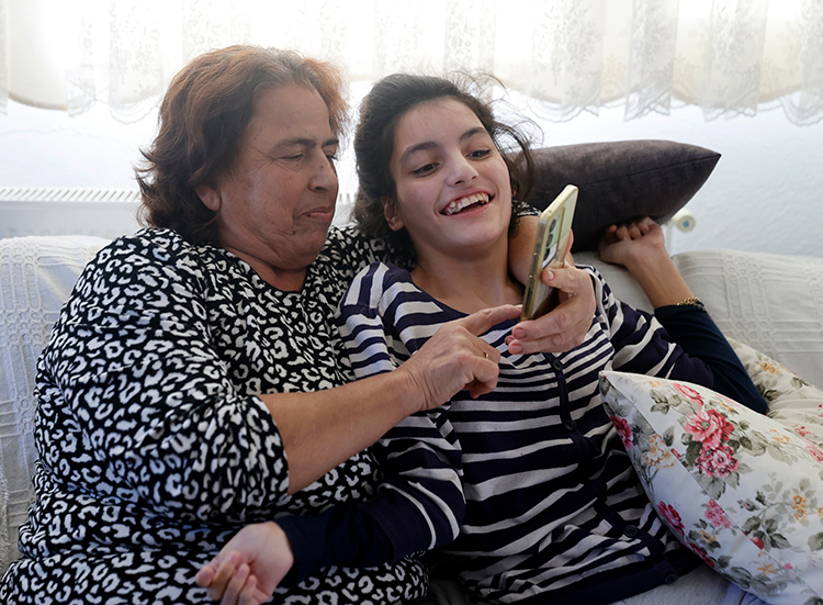 Bodrum’un Süper Babaannesi Torununa Özveriyle Bakıyor3