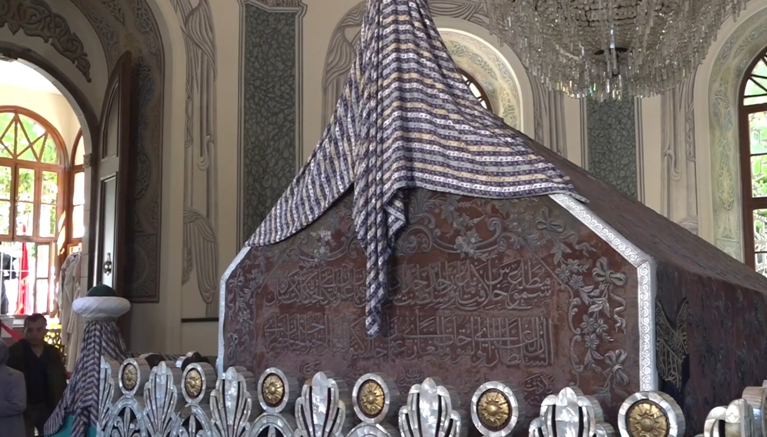 Bursa’da Osman Gazi Türbesi’nde Onurlu Nöbet Sürüyor 3