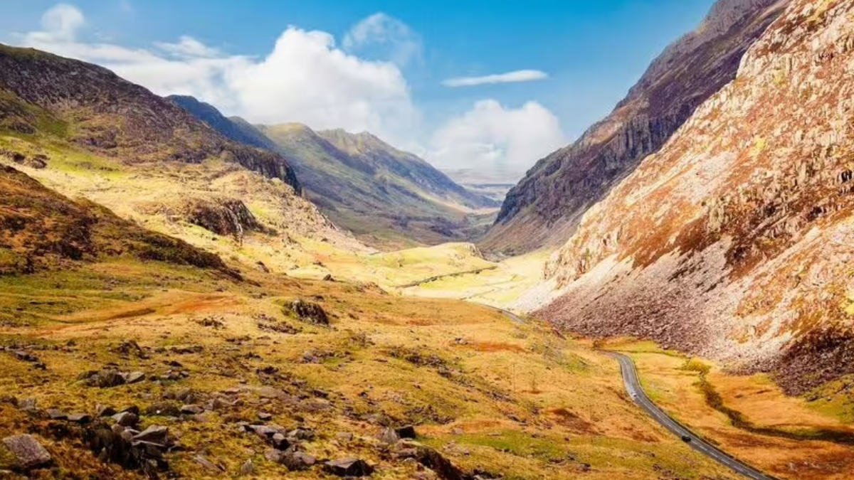 Dağ Yamacındaki Gizemli Deliğin Sırrı Çözüldü 1