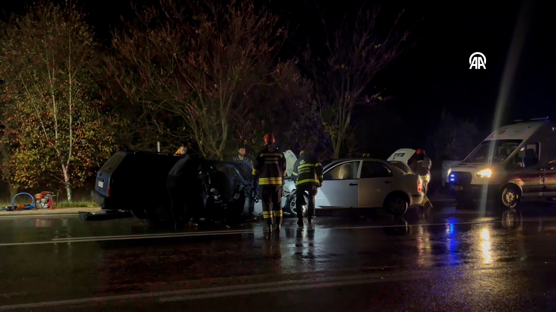 Eskişehir De Iki Otomobil Kafa Kafaya Çarpıştı (6)