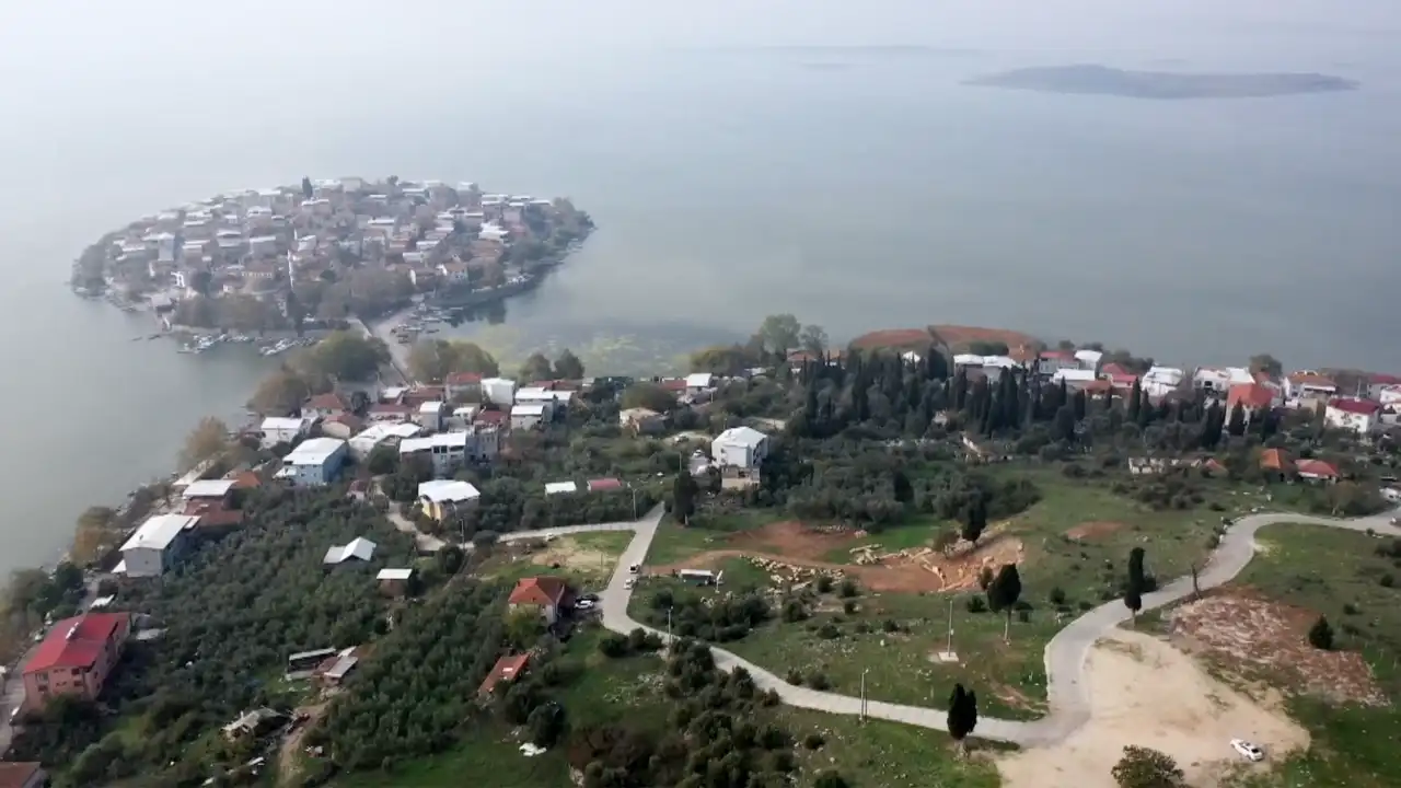 Gölyazı Antik Tiyatrosunda Seyirci Basamakları Orijinal Yerine Yerleştiriliyor