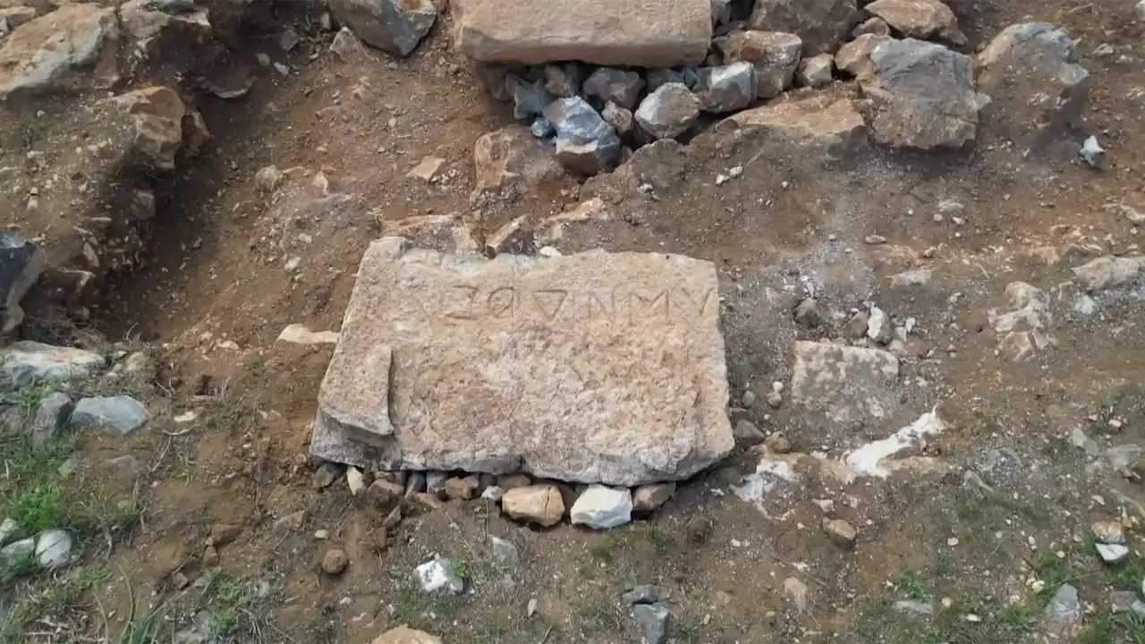 Gölyazı Antik Tiyatrosunda Seyirci Basamakları Orijinal Yerine Yerleştiriliyor1