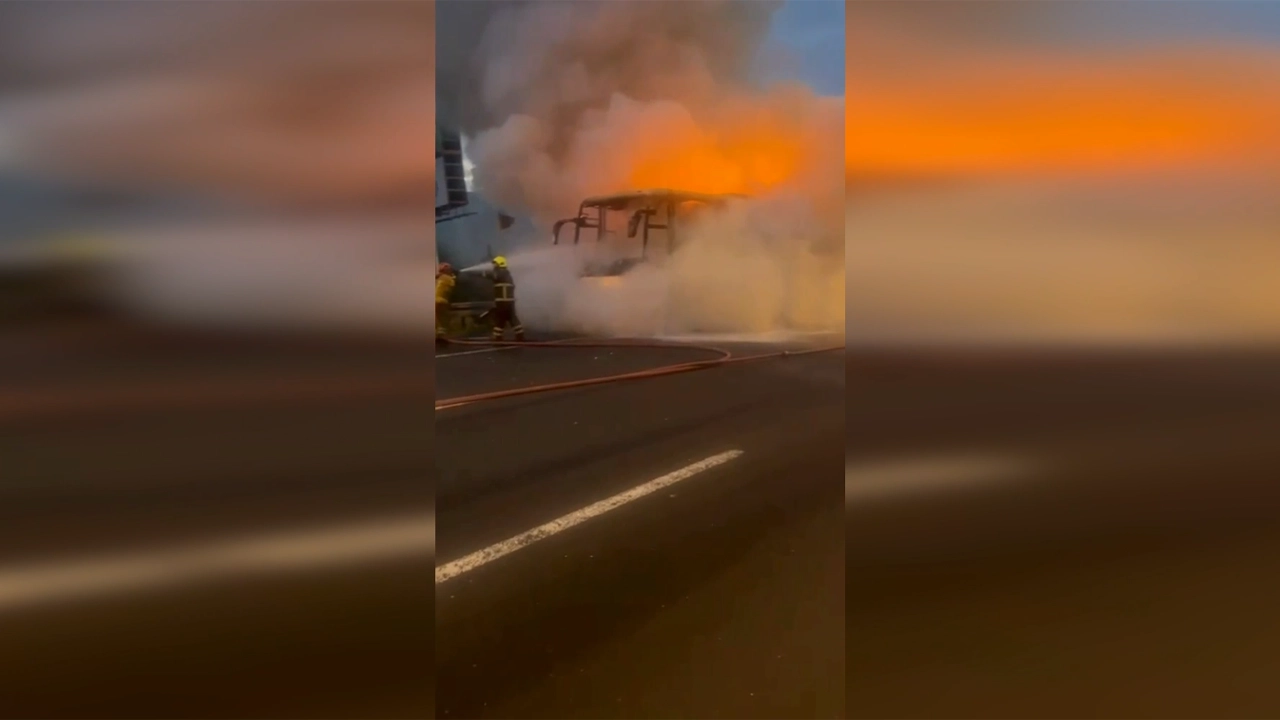 İstanbul İzmir Otoyolu’nda Öğrencileri Taşıyan Otobüs Yandı