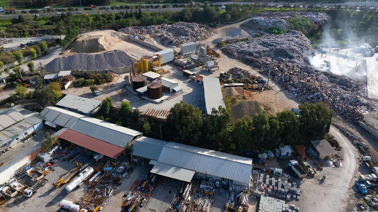 İzmir Buca'da Belediye Şantiyesinde Çöp Birikimine Tepki 1